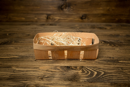 旧木制桌子上稻草覆盖的空小篮子近照片酿造的高清图片素材