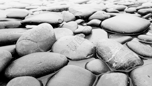 黑色和白的封闭照片岩石在河里背景高清图片素材