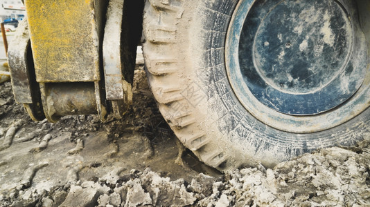 覆盖泥土的大型挖车轮近照网站高清图片素材