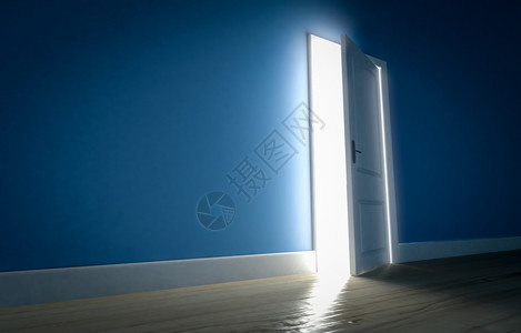 黑暗房间有蓝色墙壁和木地板的黑暗房间灯光照亮打开大门图片