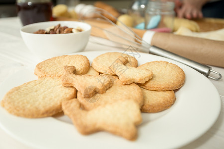 厨房餐桌上白菜新鲜烤饼干的宏观照片图片