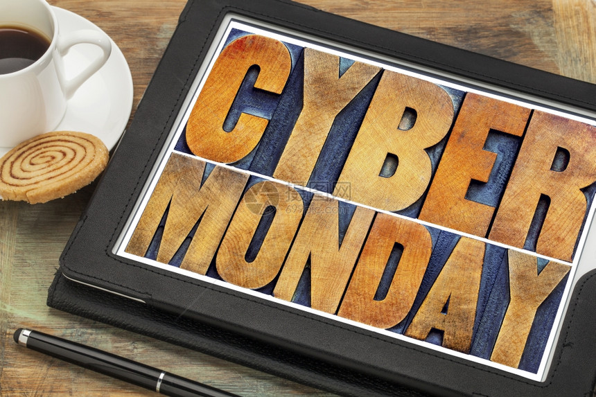 星期一网络在线购物和营销概念在带有咖啡的数码平板电脑上纸质木型印刷机板上图片