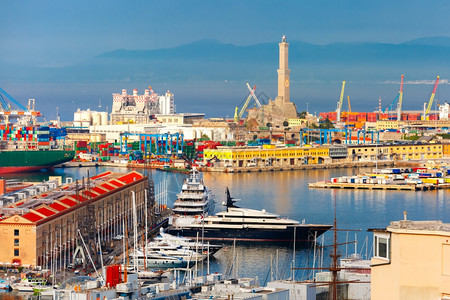 意大利地中海热那亚港的旧灯塔集装箱和客运码头背景
