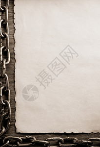 木制背景的金属链和旧纸背景图片