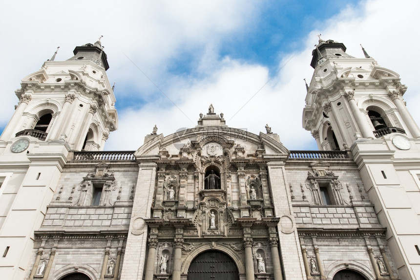 日落时利马的Basilica大教堂是位于秘鲁利马广场市长的罗马天主教堂图片