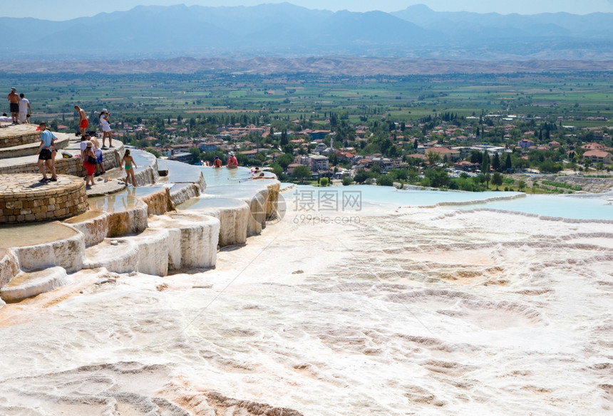 土耳其帕穆卡莱Pamukkale2015年8月4日205年8月4日PamukkaleTravertin游泳池和露台的旅游者Pam图片