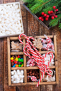 圣诞糖果装在盒子和桌上图片