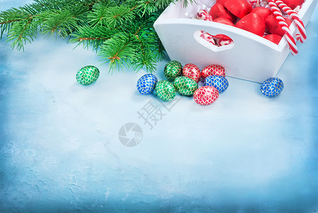 糖果树餐桌上的圣诞糖果巧克力和圣诞节装饰背景