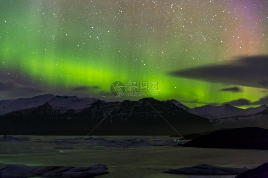 冰岛Jokulsarlon冰川湖的北光极图片