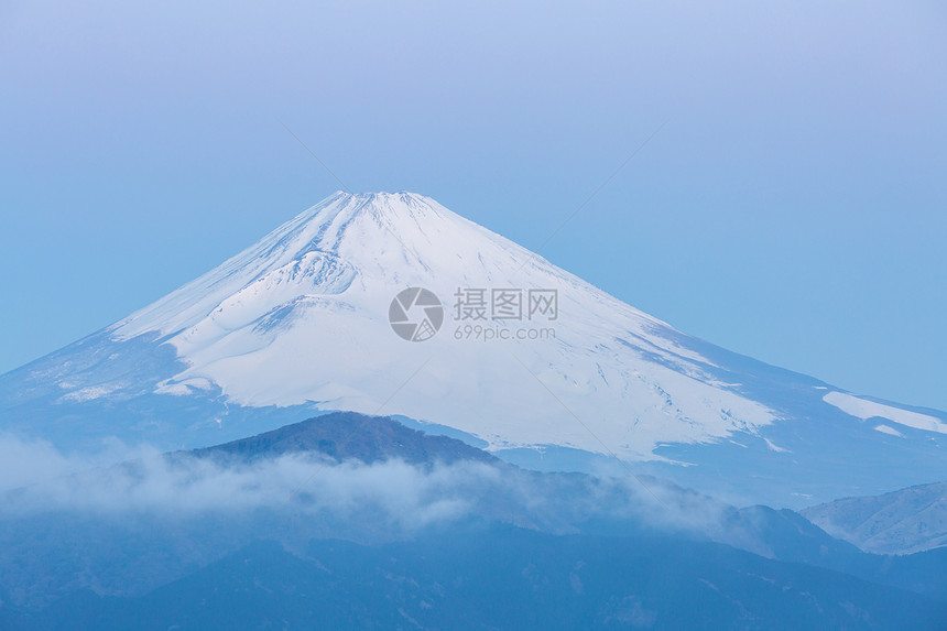 冬天的藤山日出在哈康湖图片