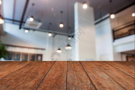 棕色木制桌顶背景含抽象模糊的咖啡店内面图片