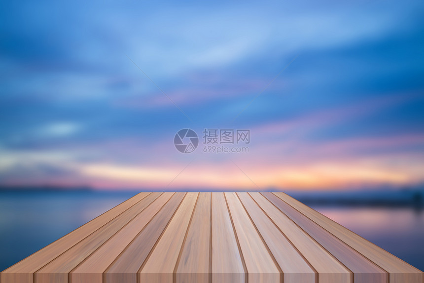含有日落背景的木制桌空表顶端对于产品显示图片