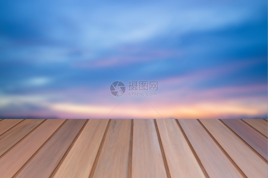 含有日落背景的空桌顶木板对于产品显示图片