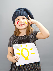 快乐的小女孩画着灯泡的好主意概念图片