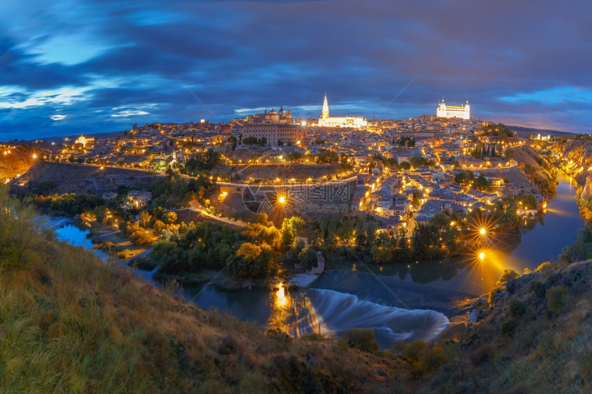 西班牙卡斯蒂利亚拉曼查市托莱多旧城和塔霍河夜间全景图片