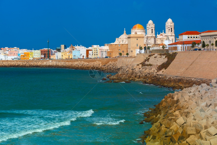 上午西班牙安达卢亚州卡迪兹圣塔马里亚海滩和圣克鲁斯大教堂图片