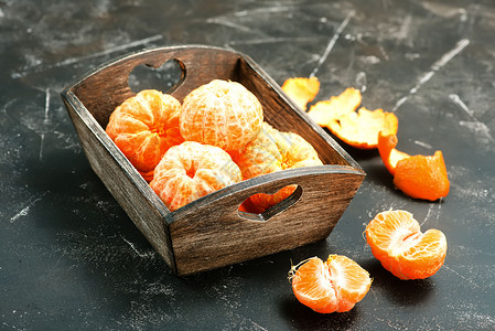 木箱里剥皮的橘子图片