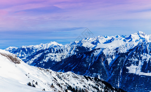 冬季山区地貌和山区的日出地貌图片