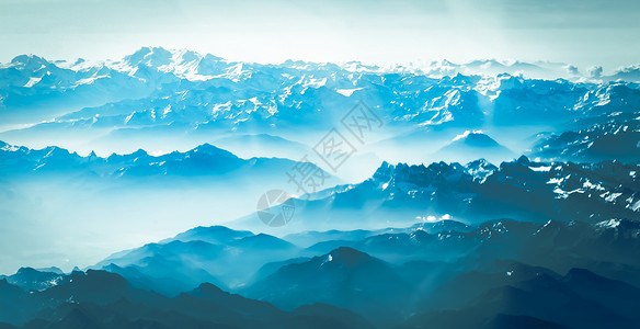 山峰风景雪和云覆盖山峰背景图片