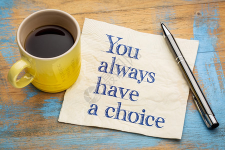你总是有选择在餐巾纸上写笔迹加一杯咖啡决策高清图片素材