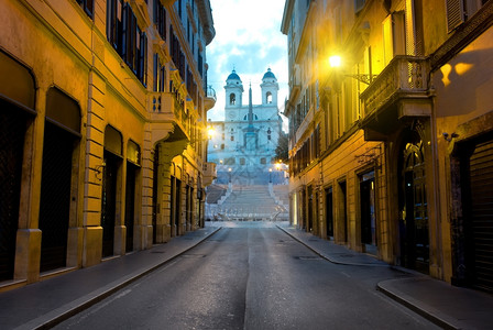 知名的西班牙楼梯和罗马街早上意大利图片