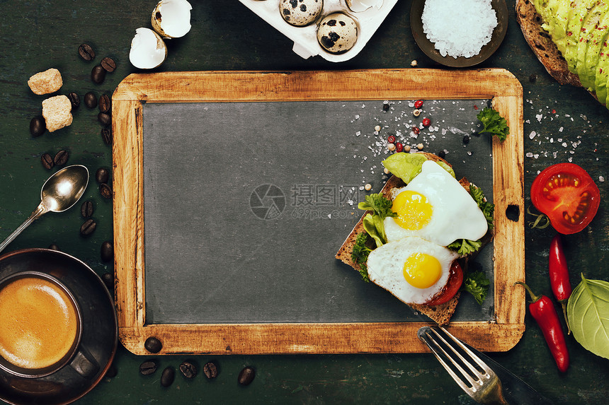 咖啡和鸡蛋三明治的顶视图图片