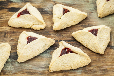 木制切板上的草莓曼马塔琴饼干阿什克纳齐犹太美食传统糕点普里姆节日图片