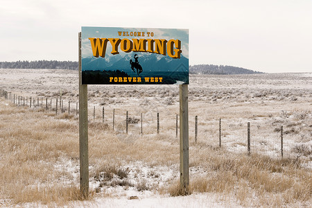 雪会告诉你在怀俄明州路牌前的怀俄明州背景图片