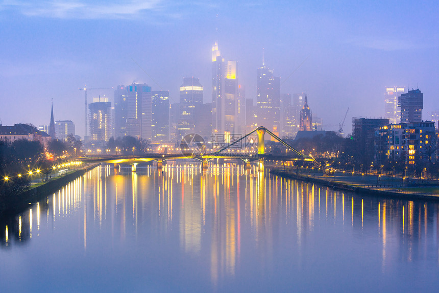 夜色蓝时段的浓雾法兰克福以主天线为的画面与在德国河的镜像反射图片