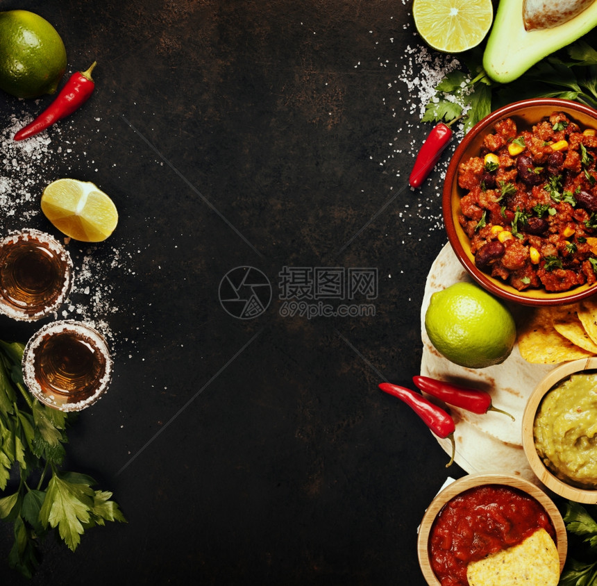 墨西哥食物概念:玉米饼薯片、瓜卡莫乐萨尔带豆子的辣椒龙舌兰和古老生锈金属背景的新鲜原料。图片
