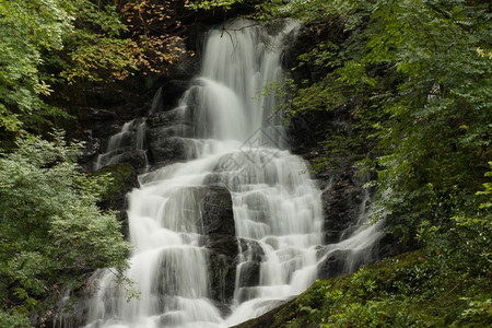 爱尔兰中部地区的瀑布图片