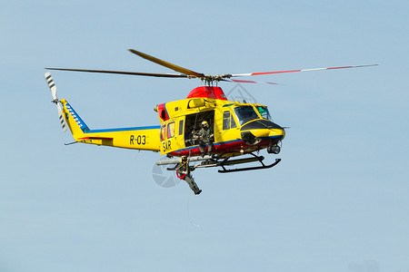 黄色的直升飞机在空中执行任务图片