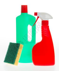 溶剂瓶清洁房屋产品洗涤剂塑料瓶和白底孤立的海绵背景