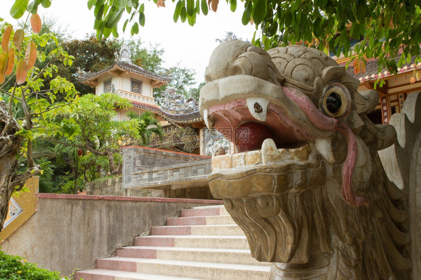 在越南丛林的楼梯上装饰龙首图片
