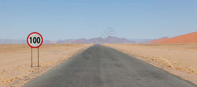 纳米比亚沙漠道路的限速标志度制为10公里或mphmph有选择的焦点背景图片