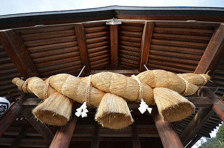 日本岛川县Izumotaisha祈祷堂前的圣草绳高清图片
