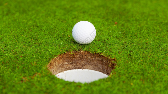 高尔夫球绿色草地背景图片