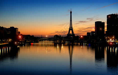 清晨在法国巴黎的埃菲尔铁塔和摩天大楼上空图片
