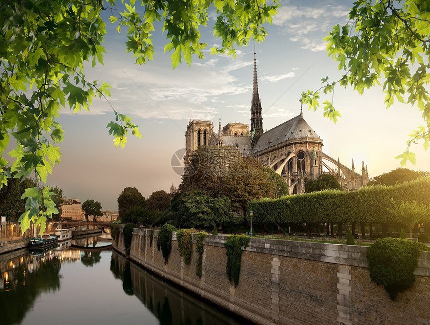 法国巴黎塞纳河的圣母院图片