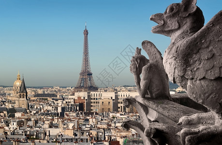 石像鬼Eiffel铁塔和Chimeras寻找法国巴黎背景