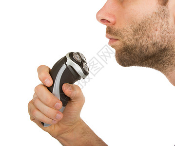年轻人用电动剃须刀刮胡子图片