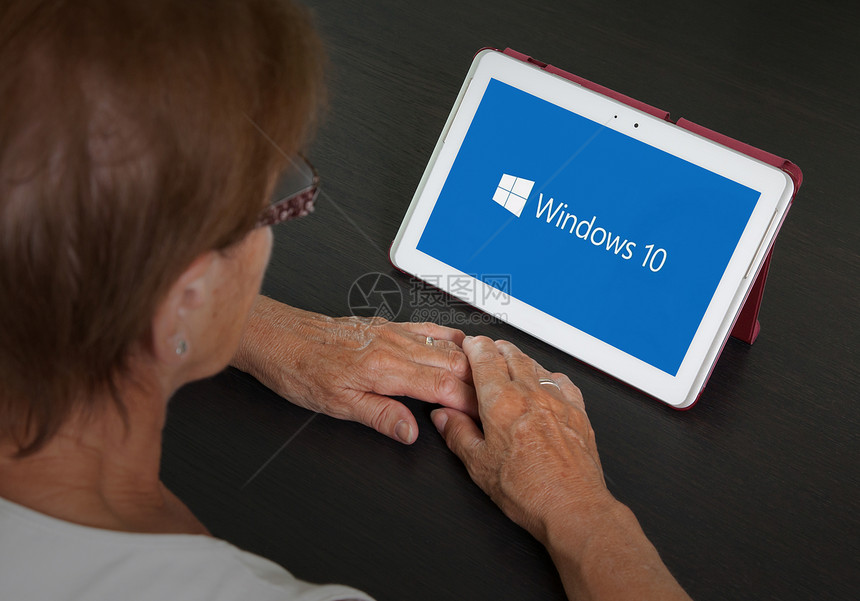 2015年6月日荷兰Herenvenen有Windows10标志的平板电脑Windows10是微软公司的新版本WindowsOS图片