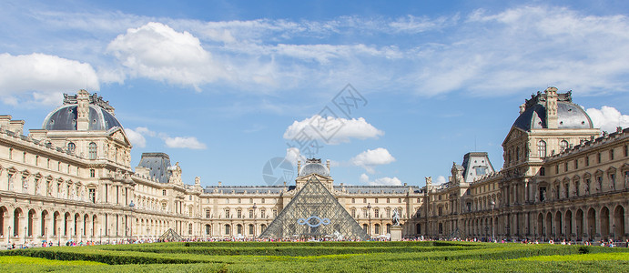 7月来了2013年7月8日在巴黎卢浮宫旅游者享受风景卢浮宫包含超过380个天体在八省展示了350件艺术品213年7月8日巴黎013年7月背景