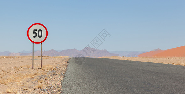 在纳米比亚的沙漠公路上速度限为50公里或每英速度限为50公里或每英图片
