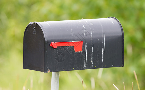 农村信箱在一条乡村公路上的一个金属站图片