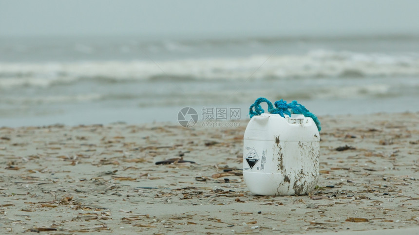 荷兰海滩上含酸的容器图片