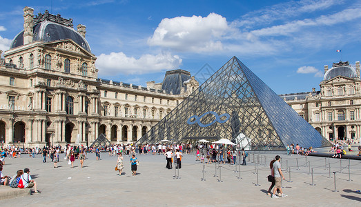 7月来了2013年7月8日在巴黎卢浮宫旅游者享受风景卢浮宫包含超过380个天体在八省展示了350件艺术品213年7月8日巴黎013年7月背景