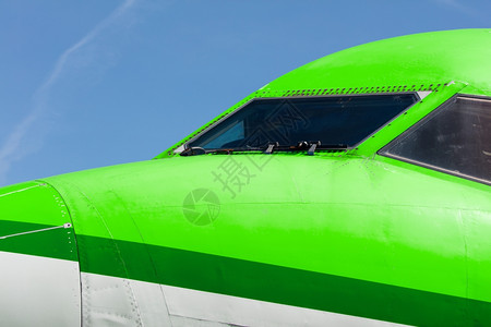 绿色喷气飞机的驾驶舱图片