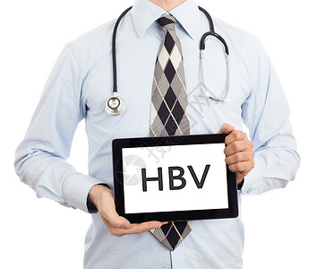 乙肝五项医生被孤立在白色的后腹骨上持有数字平板电脑HBV背景