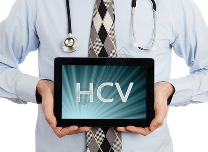 乙肝五项医生被孤立在白色的后腹骨上持有数字平板电脑HCV背景